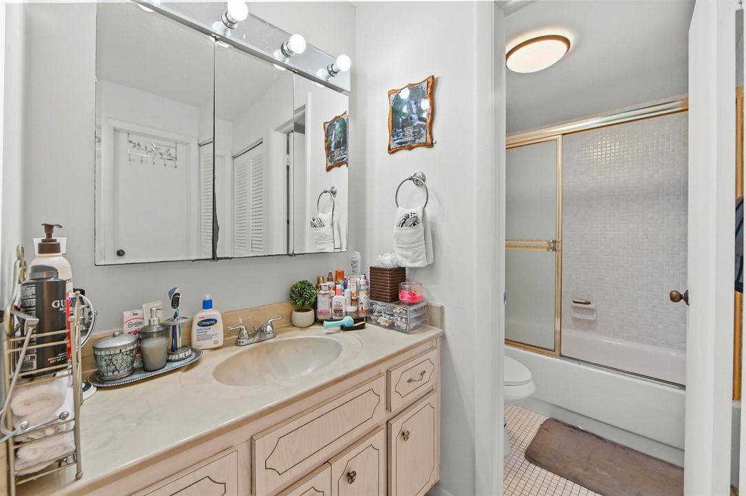 24 Bathroom 01