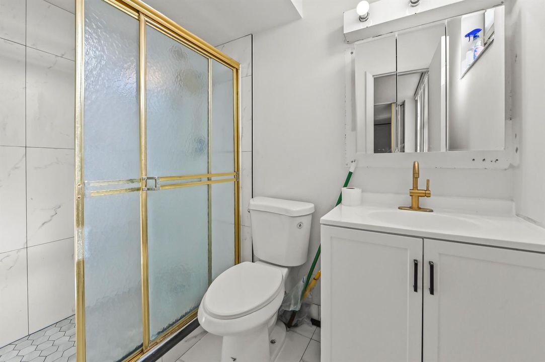 20 Bathroom 01