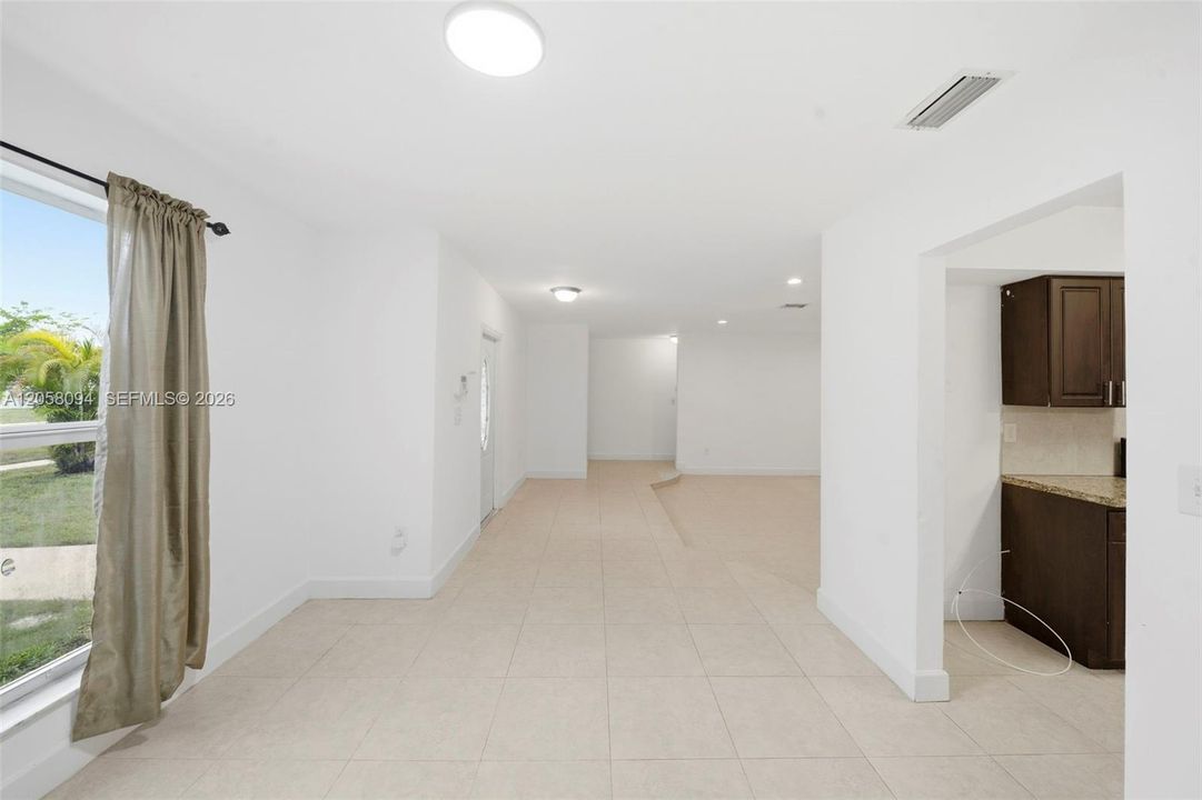 Под контрактом: $599,900 (3 спален, 2 ванн, 2002 Квадратных фут)