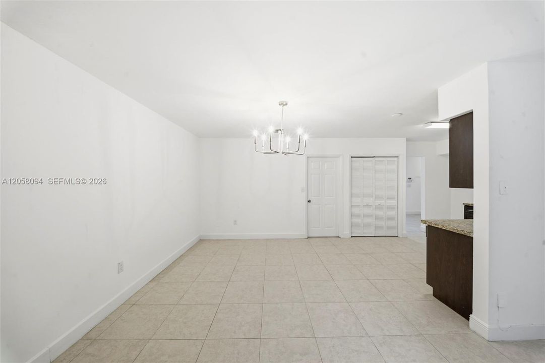 Под контрактом: $599,900 (3 спален, 2 ванн, 2002 Квадратных фут)