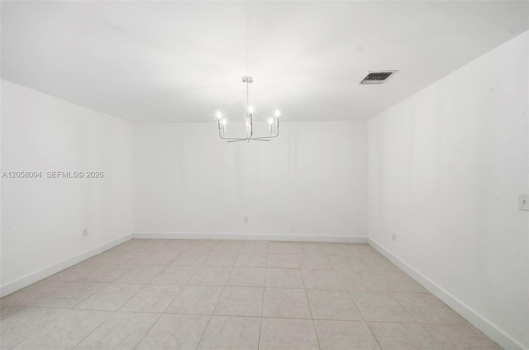 Под контрактом: $599,900 (3 спален, 2 ванн, 2002 Квадратных фут)