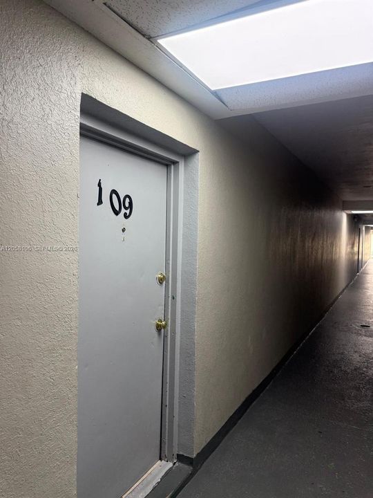 For Sale: $218,000 (2 beds, 1 baths, 765 Square Feet)