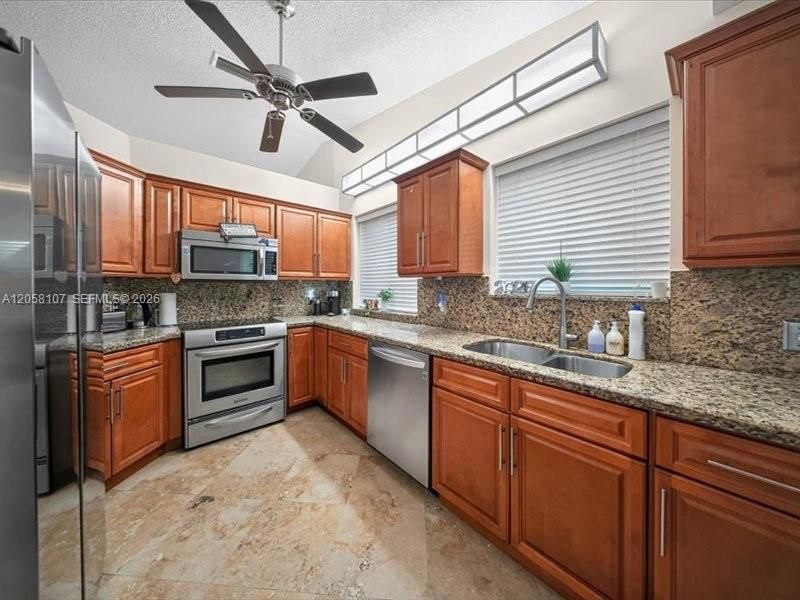 На продажу: $645,000 (4 спален, 2 ванн, 1665 Квадратных фут)