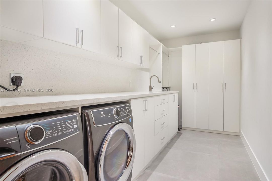 В аренду: $24,000 (4 спален, 5 ванн, 3585 Квадратных фут)