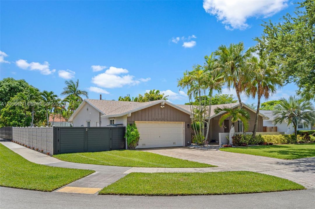 Под контрактом: $810,000 (3 спален, 2 ванн, 2026 Квадратных фут)