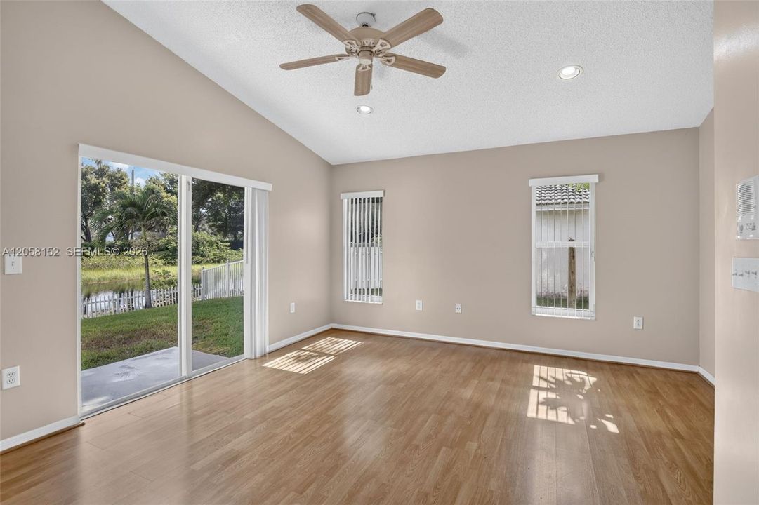 En Venta: $643,000 (3 camas, 2 baños, 1528 Pies cuadrados)