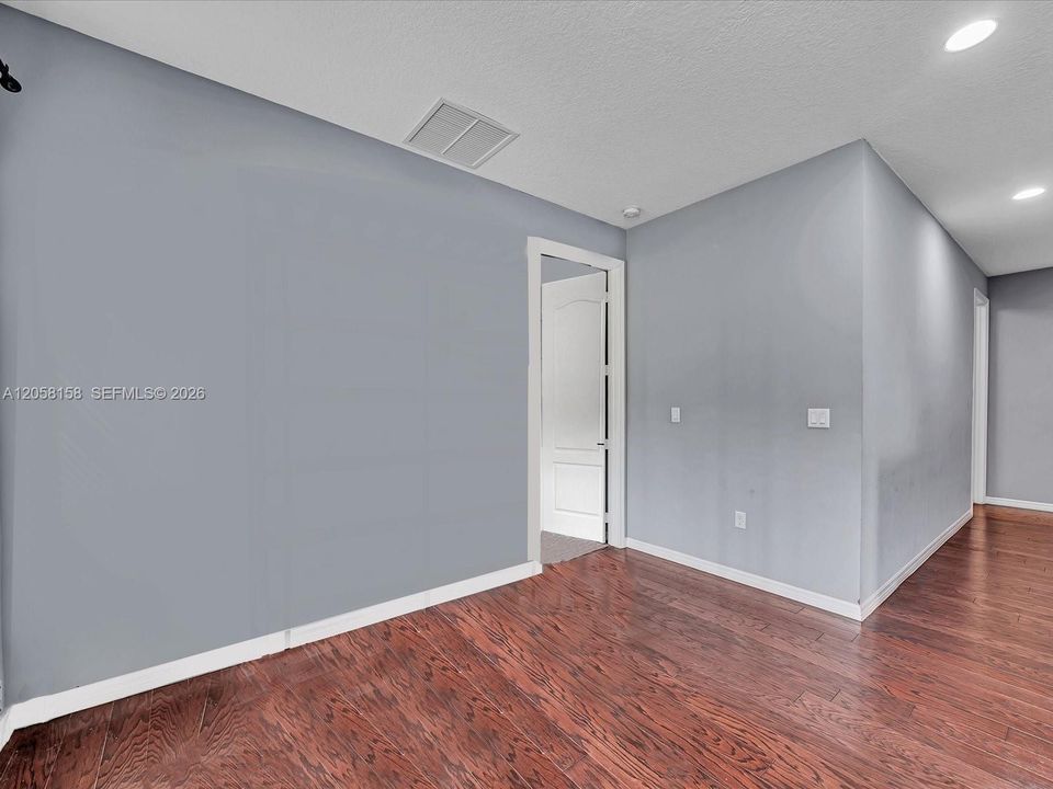 En Venta: $725,000 (4 camas, 2 baños, 2252 Pies cuadrados)
