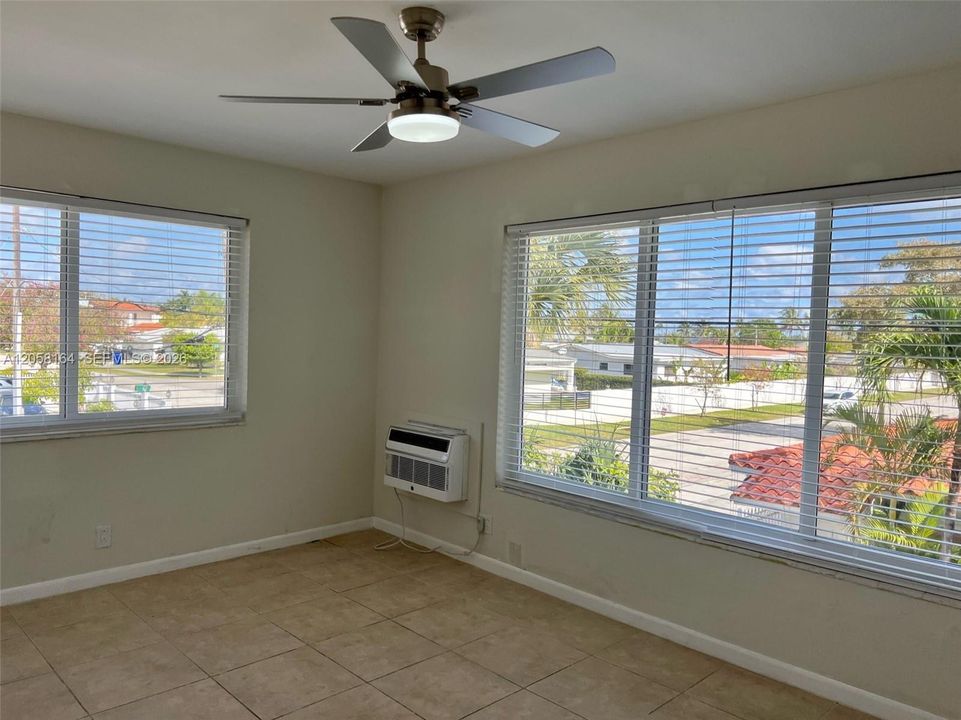 For Rent: $2,550 (2 beds, 1 baths, 927 Square Feet)