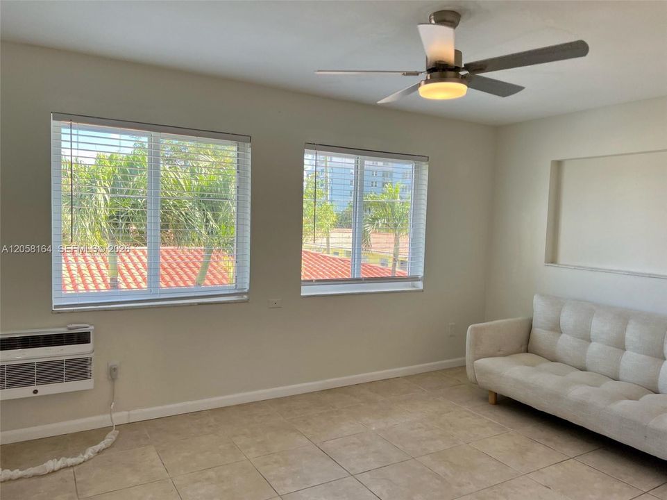 For Rent: $2,550 (2 beds, 1 baths, 927 Square Feet)
