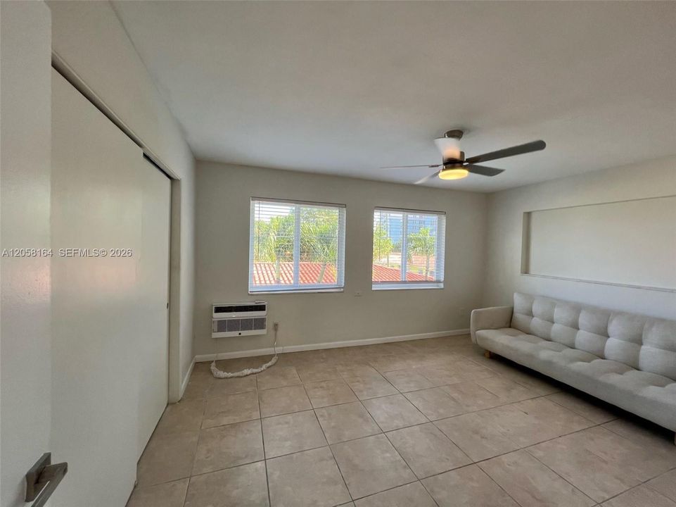 For Rent: $2,550 (2 beds, 1 baths, 927 Square Feet)