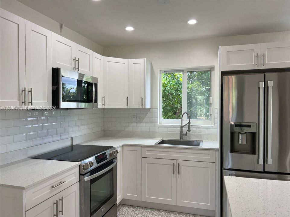 For Rent: $2,550 (2 beds, 1 baths, 927 Square Feet)