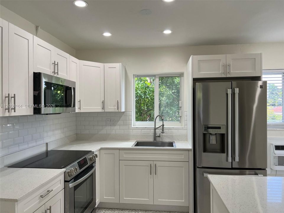 For Rent: $2,550 (2 beds, 1 baths, 927 Square Feet)