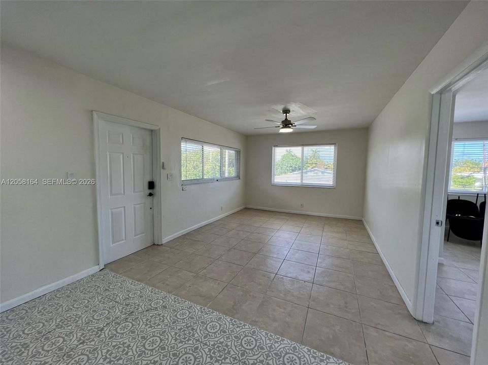 For Rent: $2,550 (2 beds, 1 baths, 927 Square Feet)