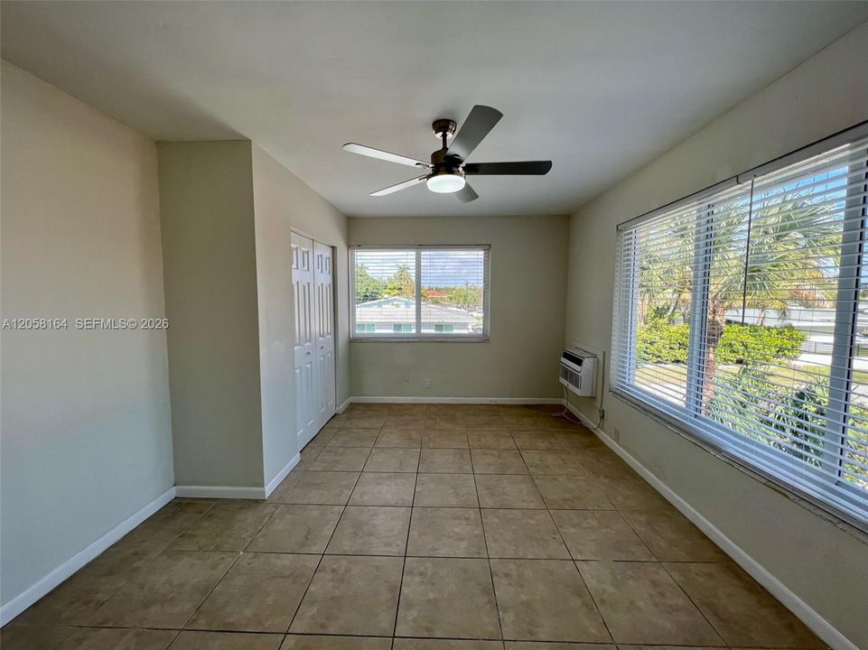 For Rent: $2,550 (2 beds, 1 baths, 927 Square Feet)