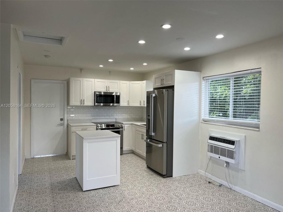 For Rent: $2,550 (2 beds, 1 baths, 927 Square Feet)