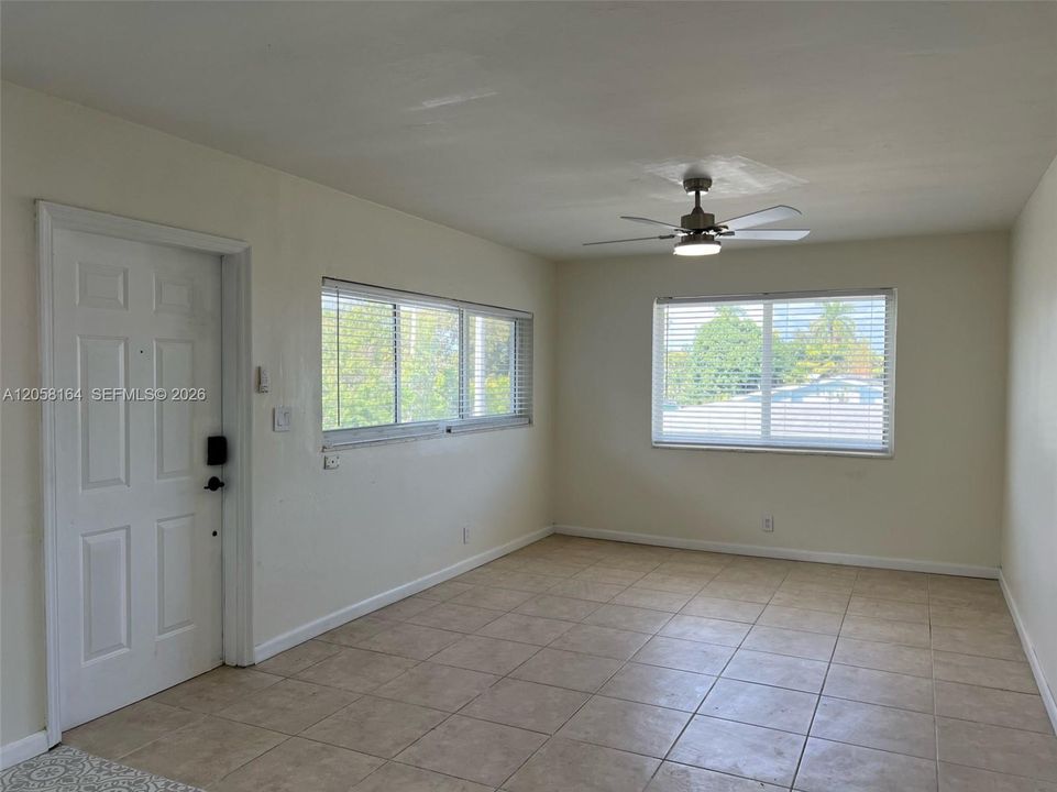 For Rent: $2,550 (2 beds, 1 baths, 927 Square Feet)