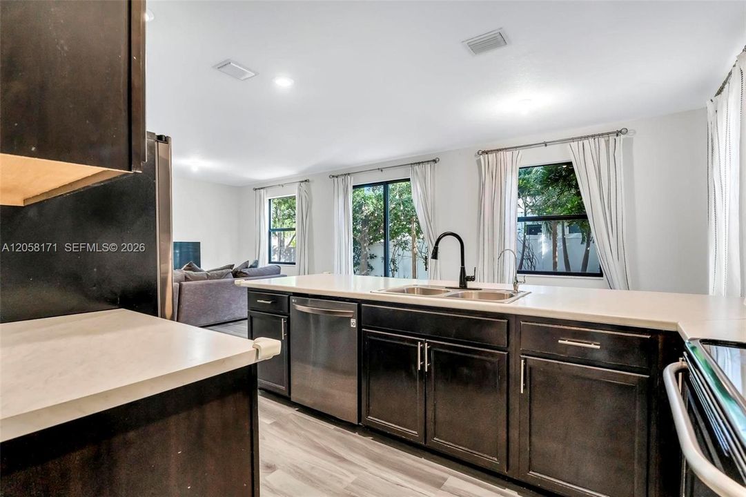 En Venta: $775,000 (5 camas, 4 baños, 2909 Pies cuadrados)