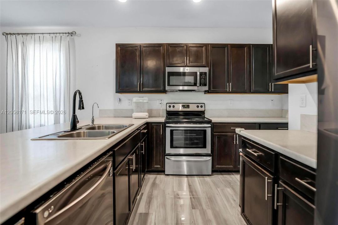 En Venta: $775,000 (5 camas, 4 baños, 2909 Pies cuadrados)
