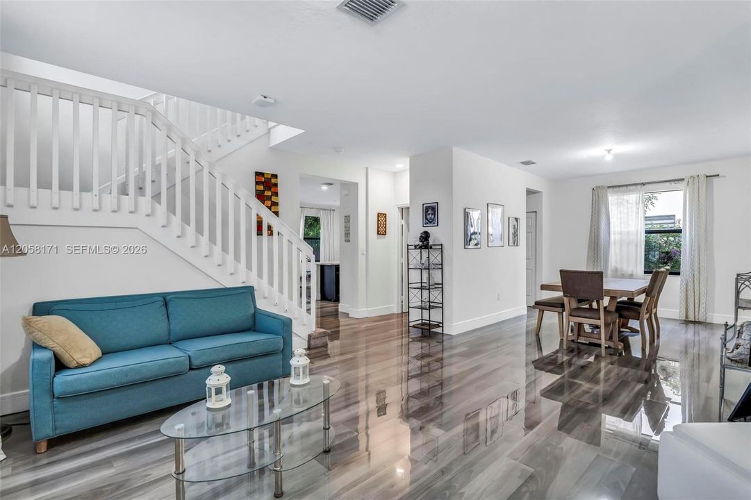 En Venta: $775,000 (5 camas, 4 baños, 2909 Pies cuadrados)