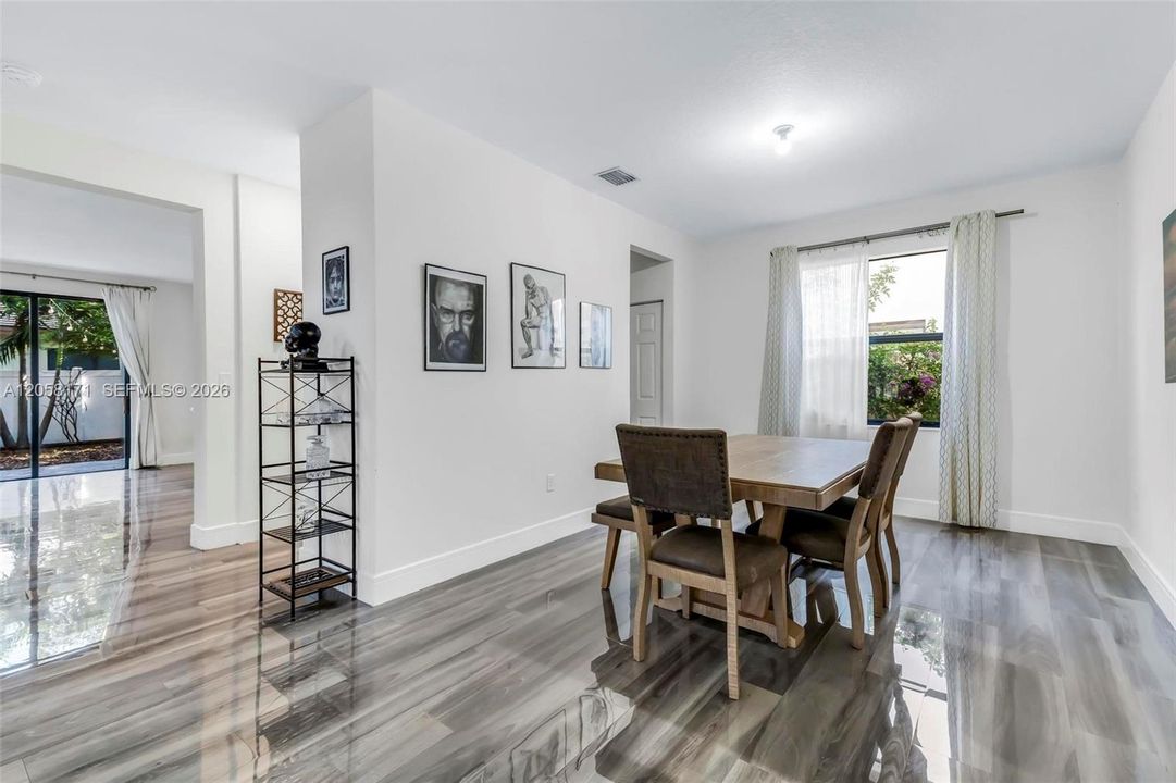 En Venta: $775,000 (5 camas, 4 baños, 2909 Pies cuadrados)