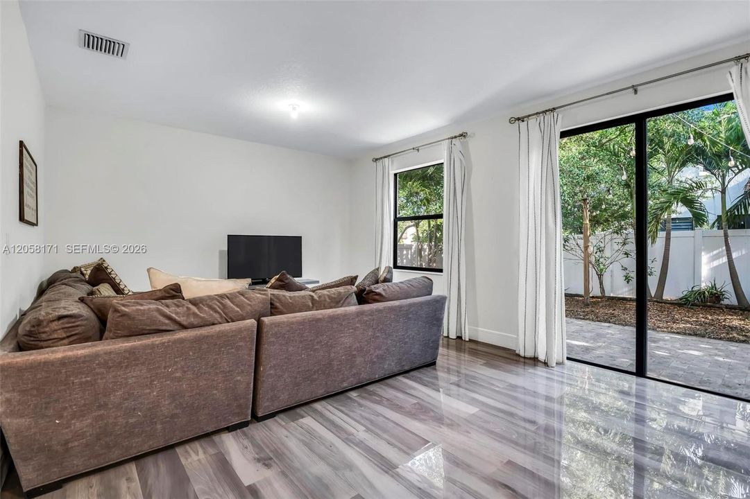 En Venta: $775,000 (5 camas, 4 baños, 2909 Pies cuadrados)