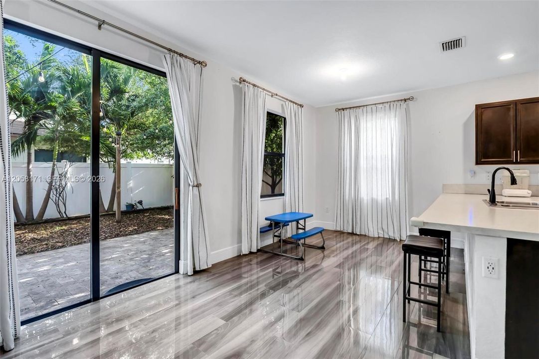 En Venta: $775,000 (5 camas, 4 baños, 2909 Pies cuadrados)