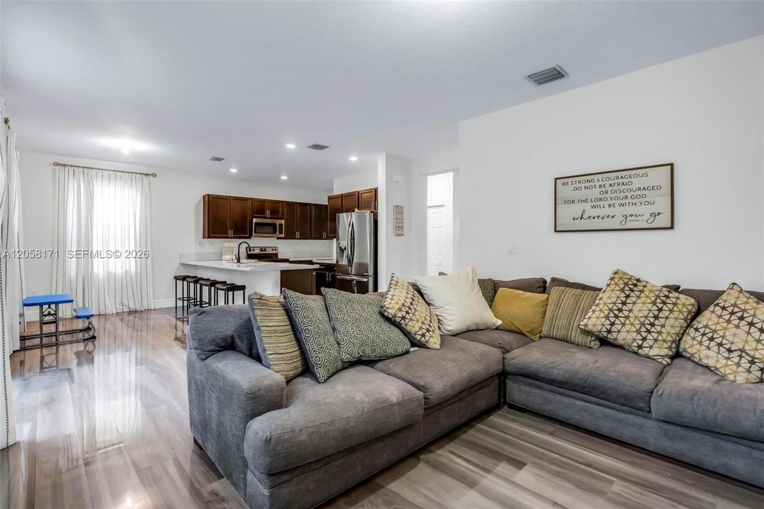 En Venta: $775,000 (5 camas, 4 baños, 2909 Pies cuadrados)