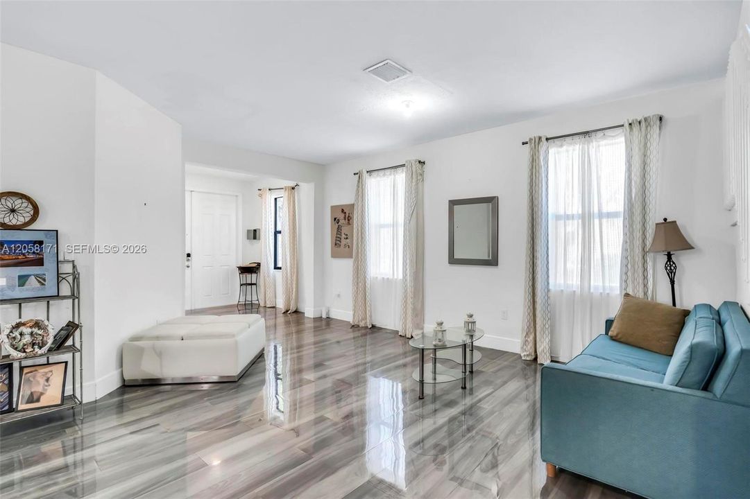 En Venta: $775,000 (5 camas, 4 baños, 2909 Pies cuadrados)