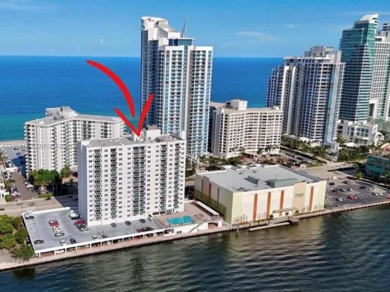 Active With Contract: $2,050 (1 beds, 1 baths, 1021 Square Feet)