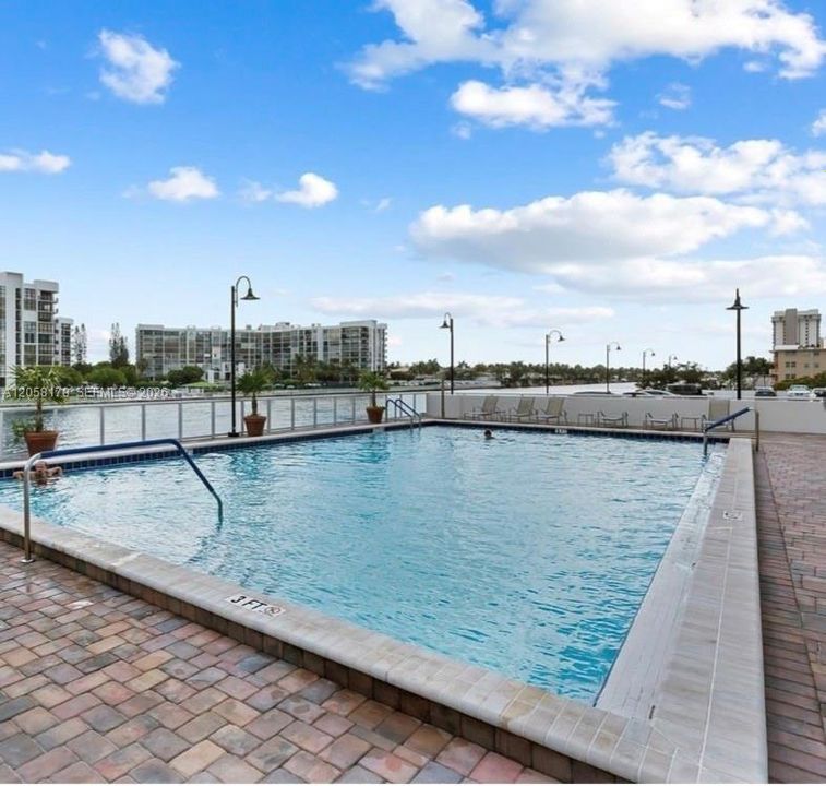 Active With Contract: $2,050 (1 beds, 1 baths, 1021 Square Feet)