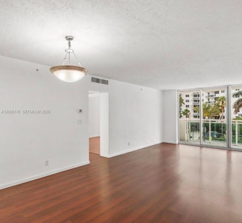 Active With Contract: $2,050 (1 beds, 1 baths, 1021 Square Feet)