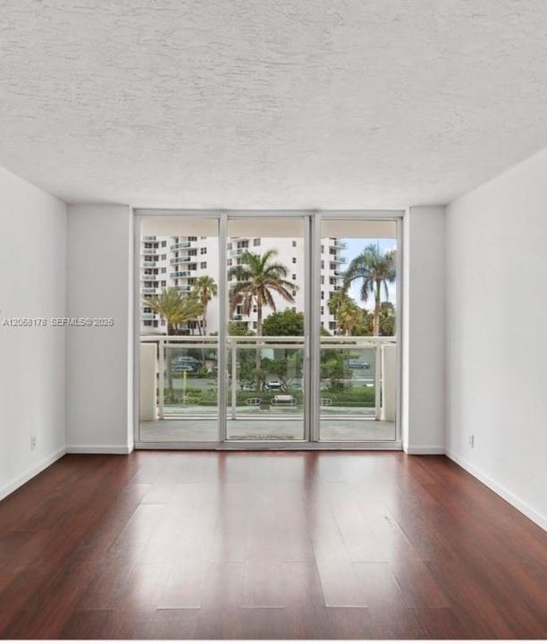 Active With Contract: $2,050 (1 beds, 1 baths, 1021 Square Feet)