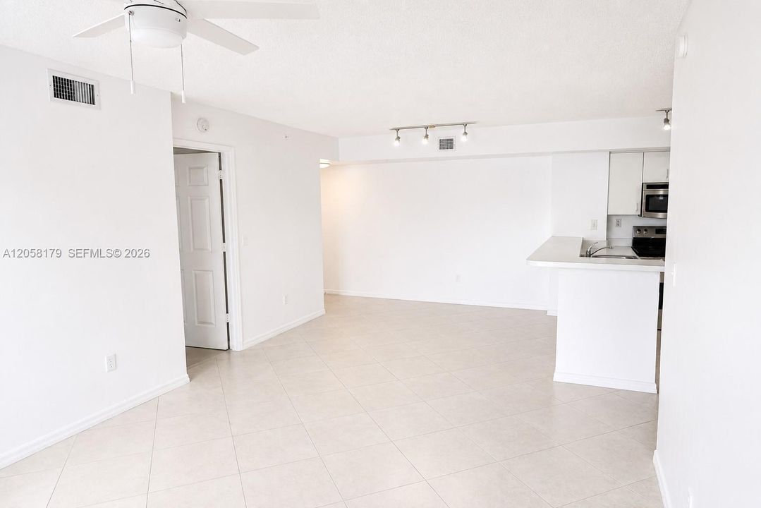 Activo con contrato: $255,000 (2 camas, 2 baños, 1124 Pies cuadrados)