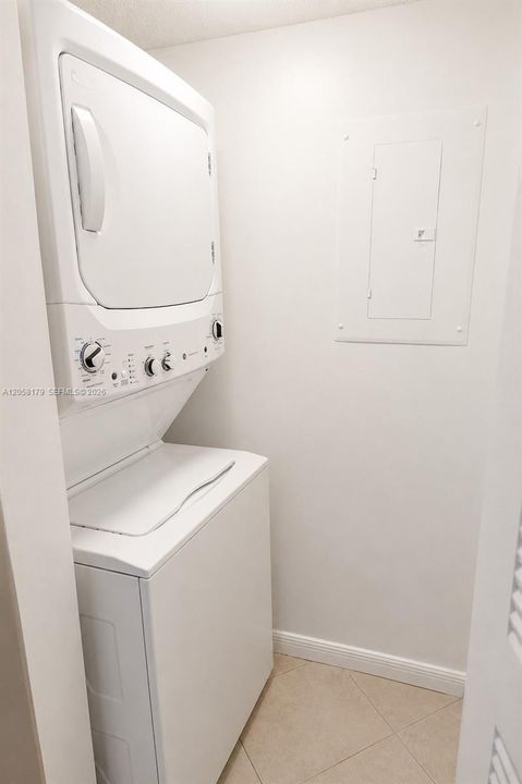 Activo con contrato: $255,000 (2 camas, 2 baños, 1124 Pies cuadrados)