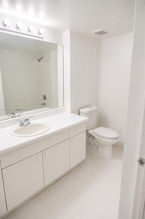 Activo con contrato: $255,000 (2 camas, 2 baños, 1124 Pies cuadrados)