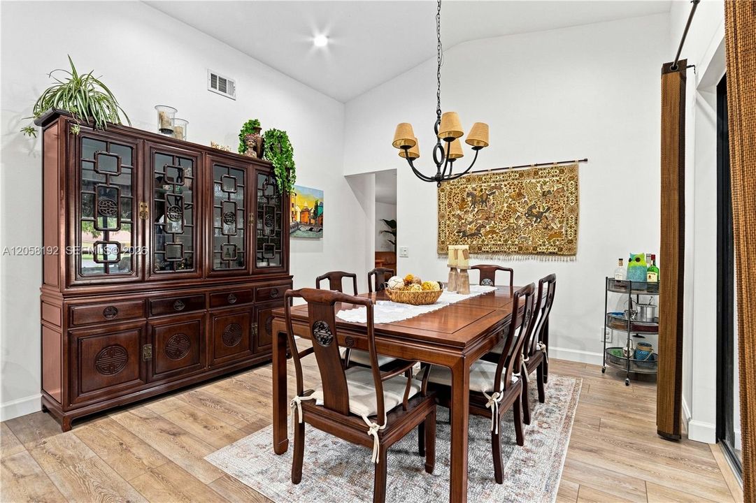 На продажу: $715,000 (3 спален, 2 ванн, 1577 Квадратных фут)