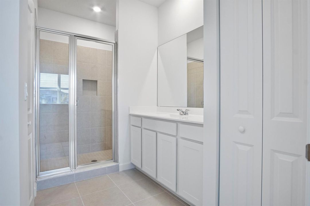 Primary bathroom entry.jpg-FULL