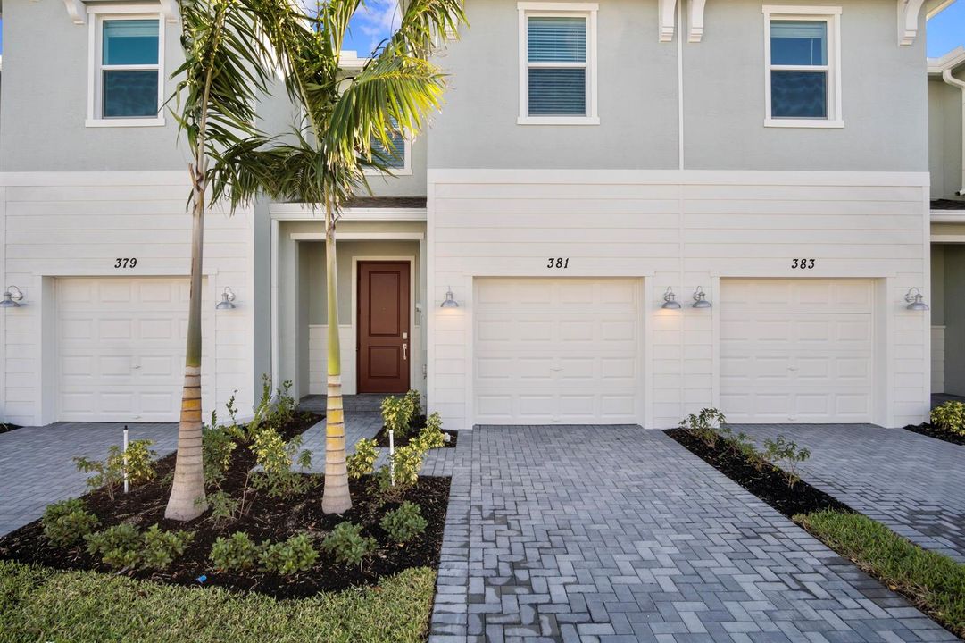 Front exterior.jpg-FULL