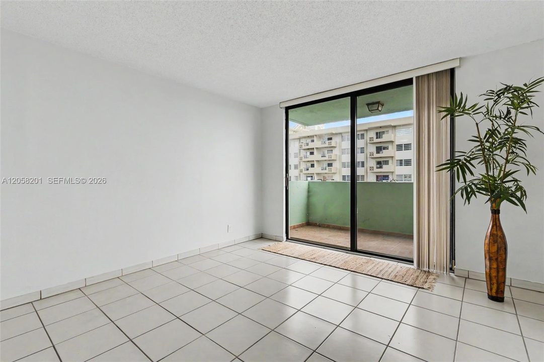 For Sale: $199,000 (1 beds, 1 baths, 712 Square Feet)