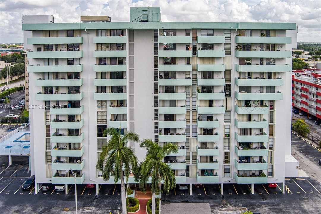 For Sale: $199,000 (1 beds, 1 baths, 712 Square Feet)