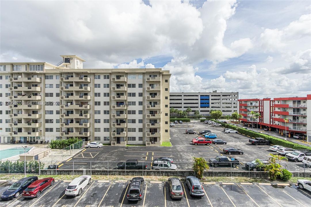 For Sale: $199,000 (1 beds, 1 baths, 712 Square Feet)