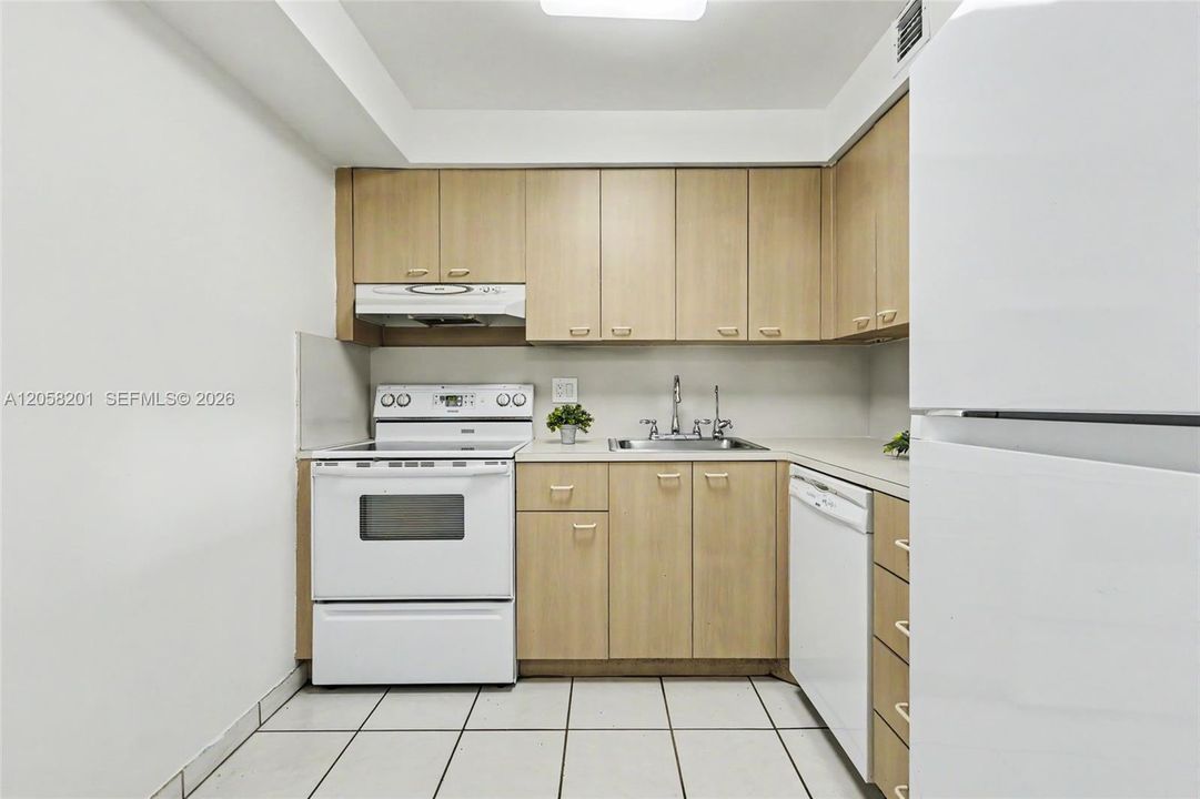 For Sale: $199,000 (1 beds, 1 baths, 712 Square Feet)