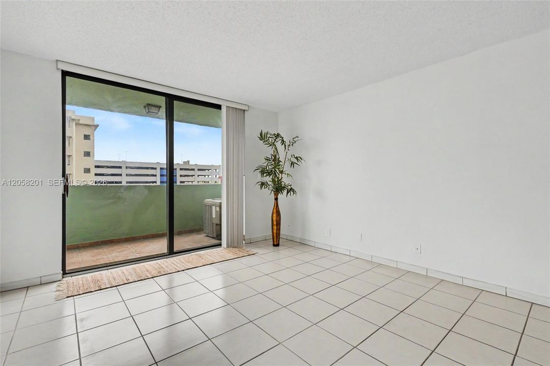 For Sale: $199,000 (1 beds, 1 baths, 712 Square Feet)