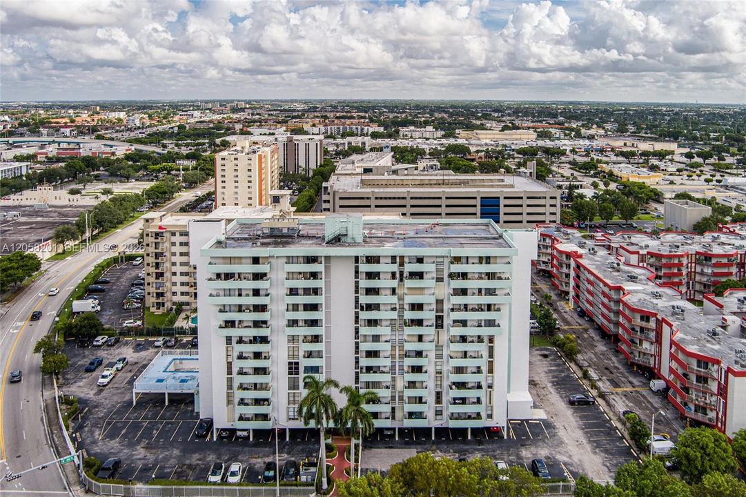 For Sale: $199,000 (1 beds, 1 baths, 712 Square Feet)
