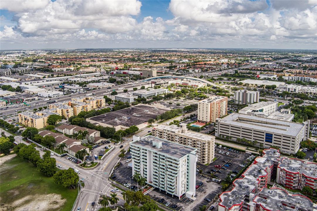 For Sale: $199,000 (1 beds, 1 baths, 712 Square Feet)