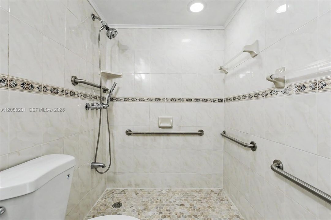 For Sale: $199,000 (1 beds, 1 baths, 712 Square Feet)