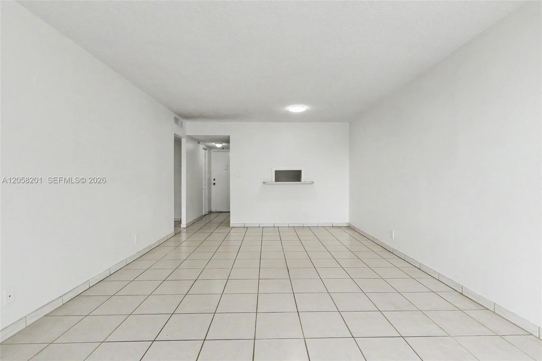 For Sale: $199,000 (1 beds, 1 baths, 712 Square Feet)