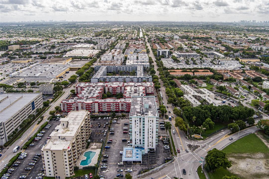 For Sale: $199,000 (1 beds, 1 baths, 712 Square Feet)