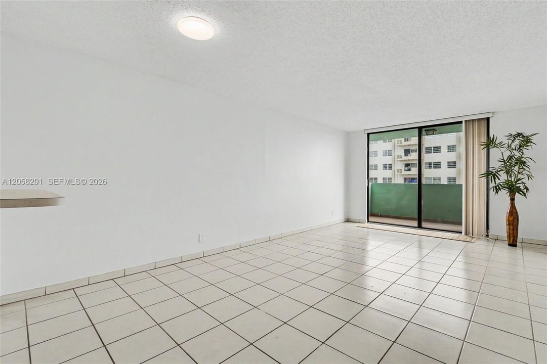 For Sale: $199,000 (1 beds, 1 baths, 712 Square Feet)