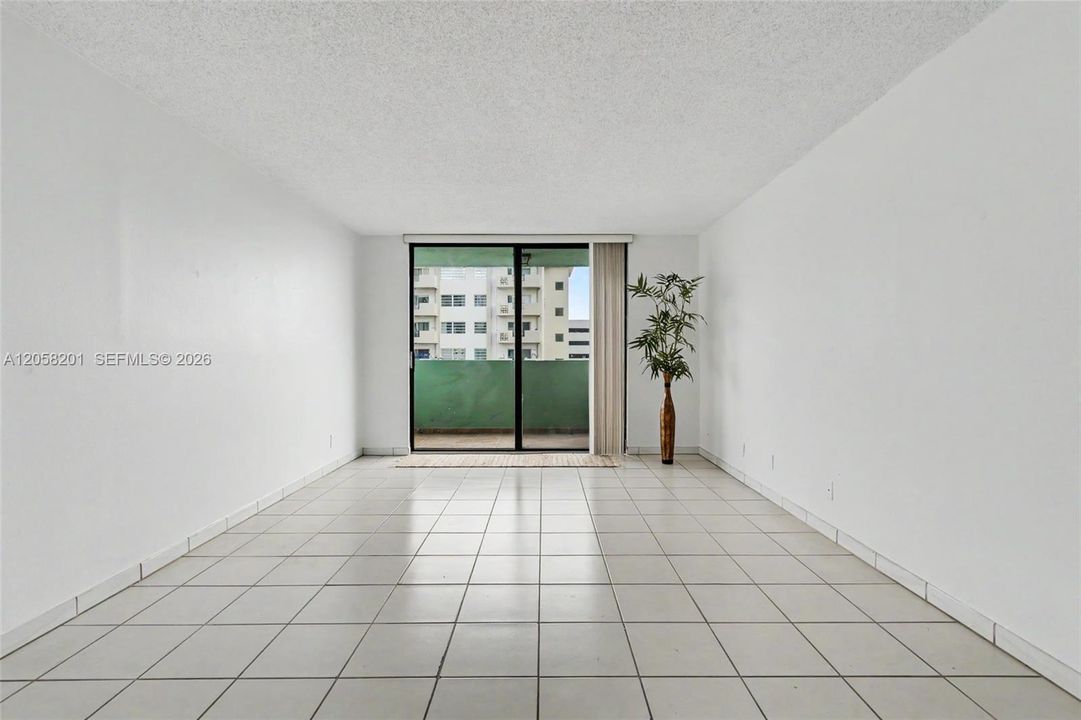 For Sale: $199,000 (1 beds, 1 baths, 712 Square Feet)